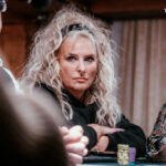 Ein professioneller Pokertisch mit grünem Filz, umgeben von Spielern mit Pokerchips und Karten in der Hand.