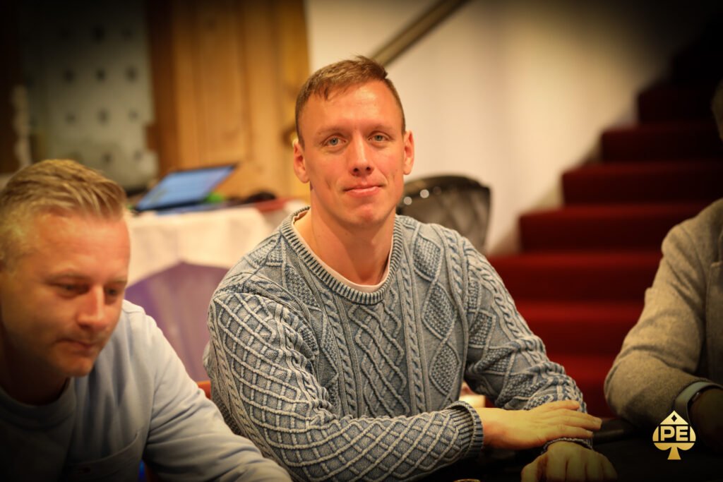Ein professioneller Pokerspieler konzentriert sich auf sein Blatt während eines Turniers.