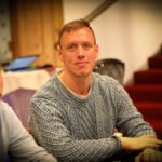Ein professioneller Pokerspieler konzentriert sich auf sein Blatt während eines Turniers.