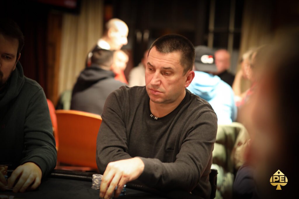 Ein Mann und eine Frau sitzen an einem Pokertisch und spielen Texas Hold'em. Der Mann hat gerade eine Hand gewonnen und lächelt siegreich, während die Frau enttäuscht aussieht. Die Spannung des