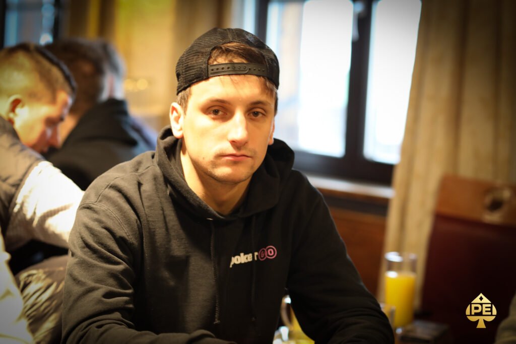 Ein professioneller Pokerspieler in einem spannenden Spiel, der seine Karten betrachtet und eine Entscheidung trifft.