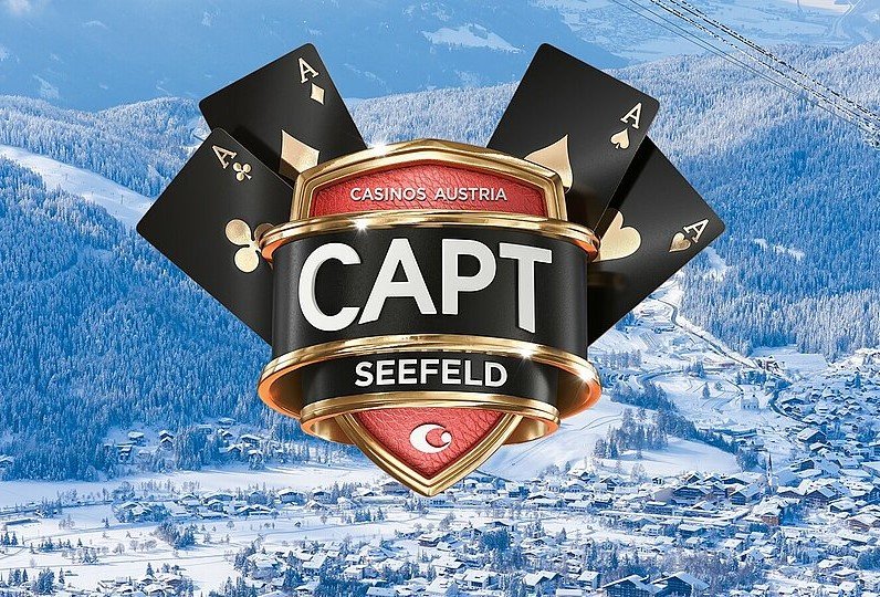 Ein winterliches Logo mit dem Schriftzug "Capt Seefeld" inmitten einer verschneiten Landschaft. Im Hintergrund sind schneebedeckte Berge zu sehen.