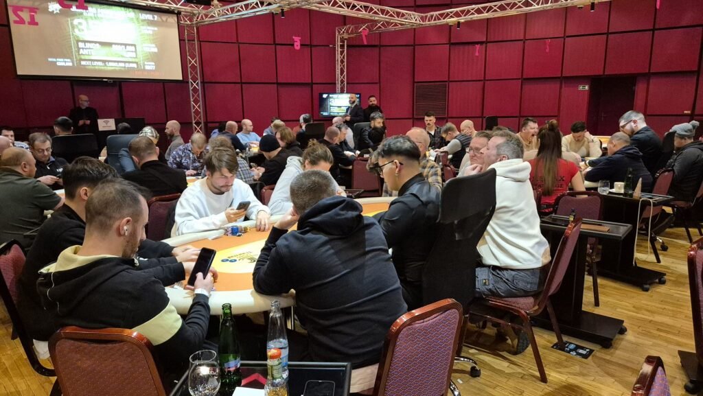 Ein buntes Pokerspiel mit verschiedenen Spielkarten und Jetons auf einem Holztisch.