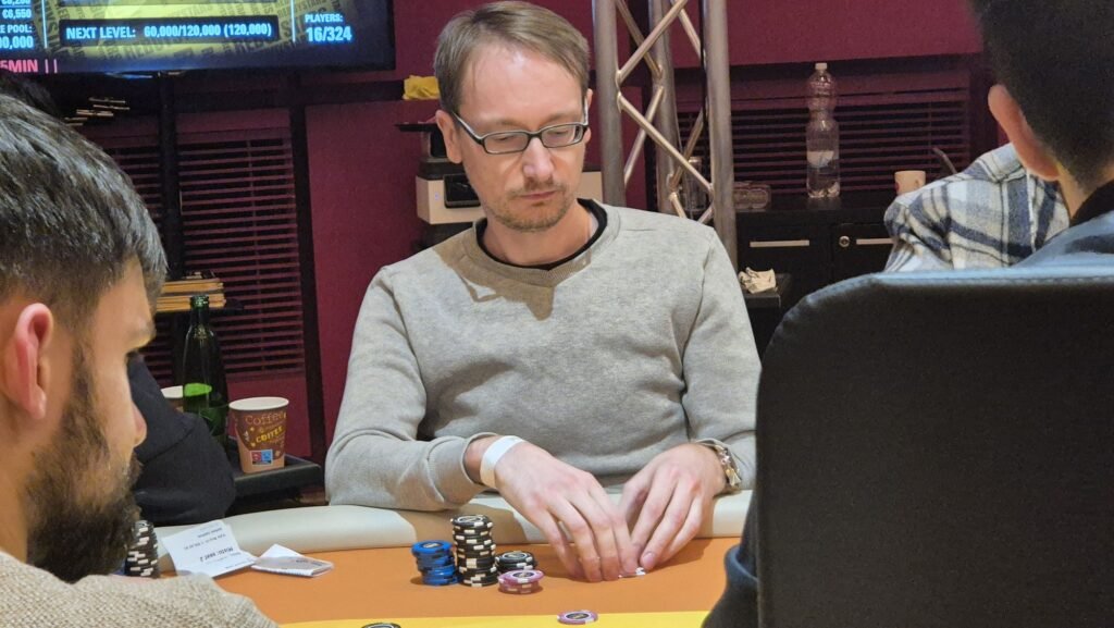 Ein Stapel von Pokerchips in verschiedenen Farben und Werten, der auf einem Tisch liegt.