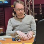 Ein Stapel von Pokerchips in verschiedenen Farben und Werten, der auf einem Tisch liegt.