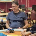 Ein Spieler hält zwei Könige (König-König) in einer Pokerrunde.