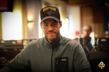 Ein professioneller Pokerspieler konzentriert sich auf sein Kartenspiel während eines Turniers.