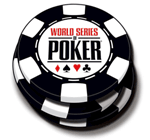 Ein stilisiertes Logo der World Series of Poker, das aus einem stilisierten Pokertisch mit Spielkarten und Chips besteht, umgeben von einem Kreis mit dem Schriftzug "World Series of Poker" in der Mitte.
