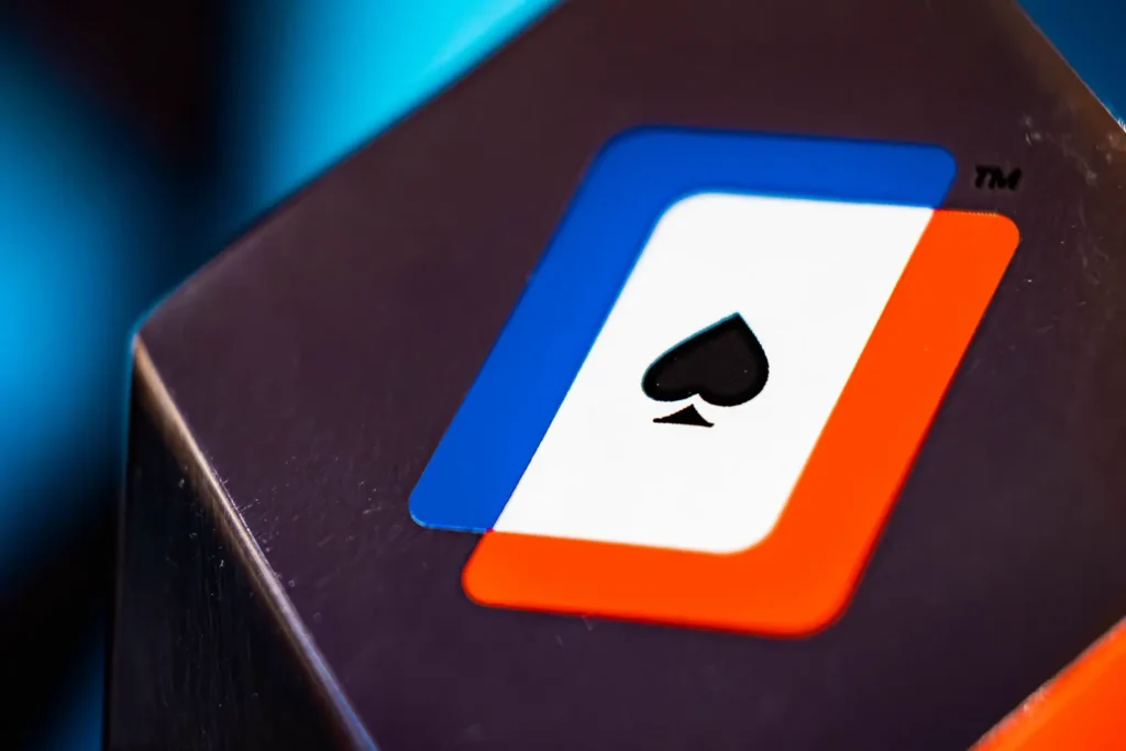 Ein stilisiertes Logo des World Poker Tour (WPT) mit schwarzer Schrift auf einem roten Hintergrund.