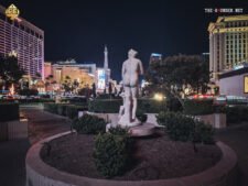 Ein Blick auf den Las Vegas Strip bei Nacht, mit den beleuchteten Gebäuden des Caesars Palace, Flamingo, Paris und Horseshoe Casinos.