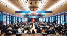 Ein vollbesetzter Pokerraum mit zahlreichen Spielern an den Tischen, die konzentriert ihre Karten betrachten. Die Atmosphäre ist lebhaft und die Spannung ist förmlich spürbar.