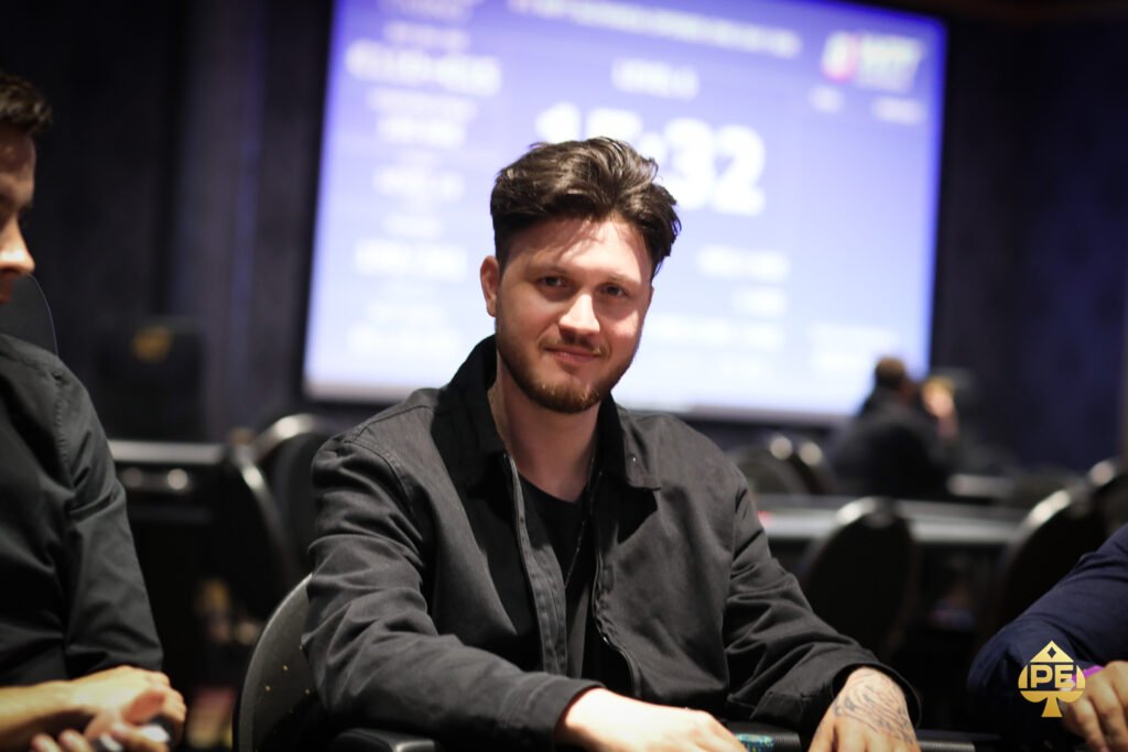 Ein Mann und eine Frau spielen Poker an einem eleganten Pokertisch in einem luxuriösen Raum mit einer atemberaubenden Aussicht auf die Stadt bei Nacht.